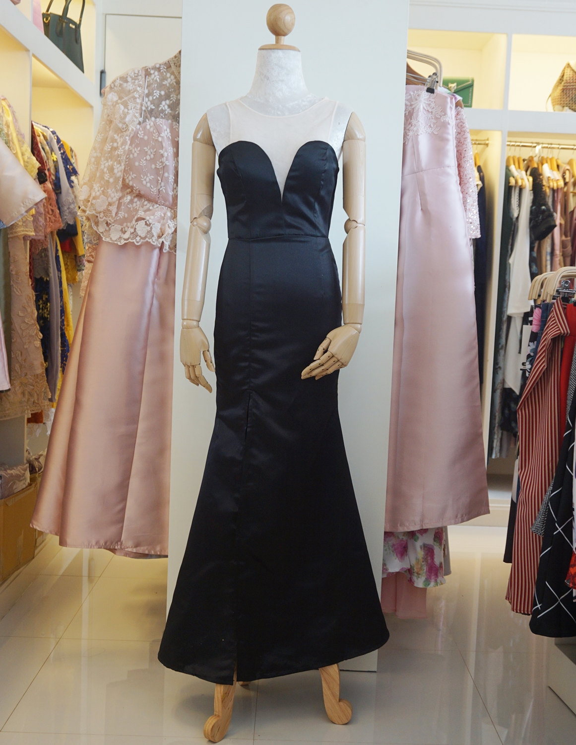 ชุดออกงานราตรียาวสีดำ ทรงเข้ารูป แขนกุด กระโปรงทรงหางปลา