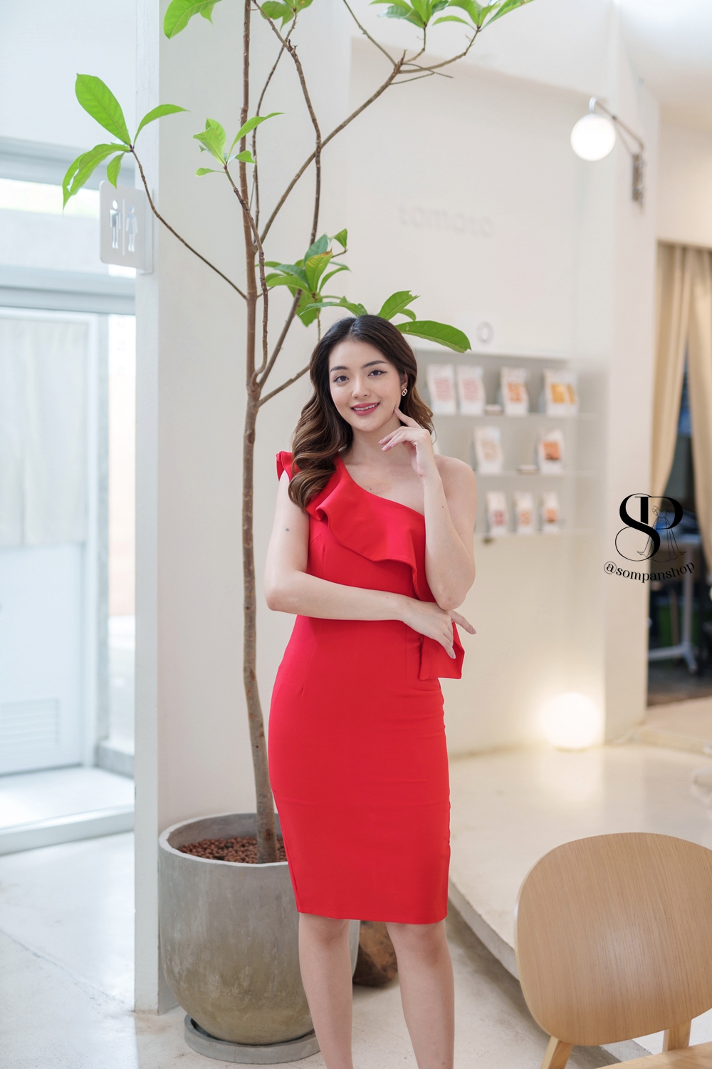 ชุดไปงานแต่งสีแดง เดรสสั้นทรงเข้ารูป ไหล่เฉียงแต่งระบาย แนวเรียบหรูดูแพง สวยดูดี