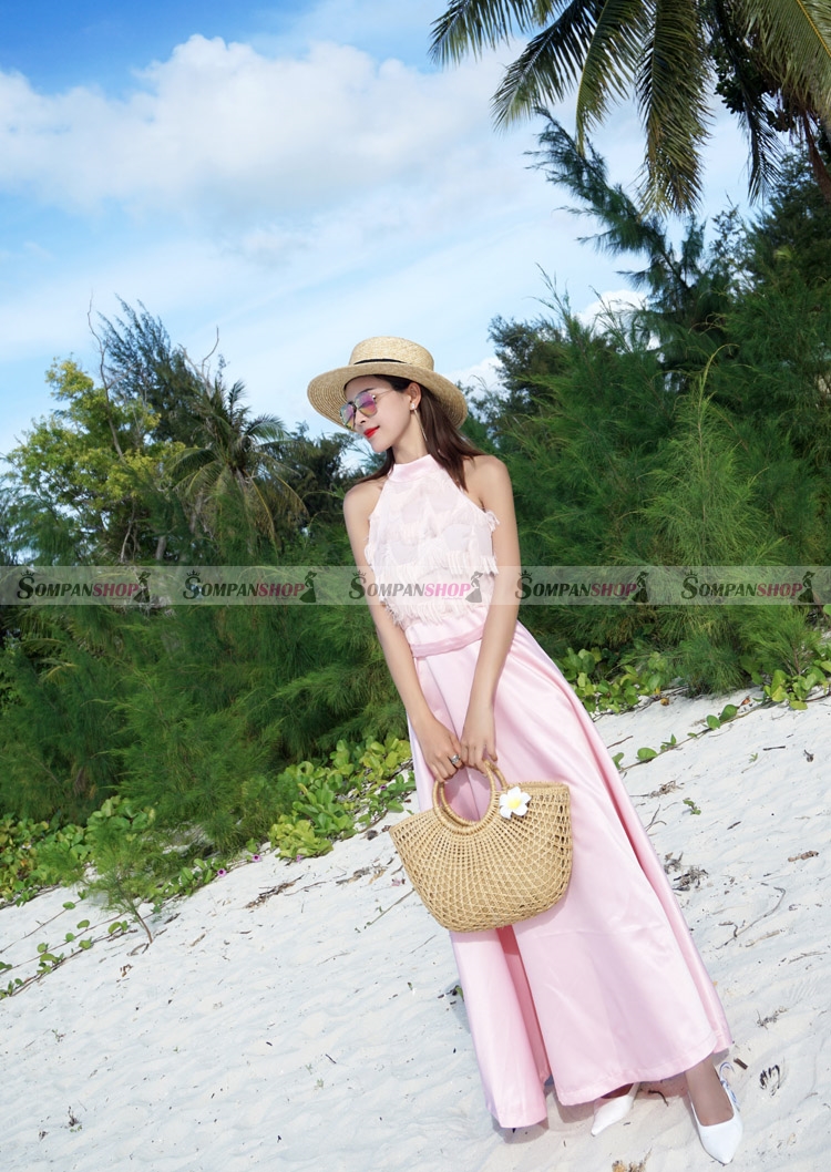 ชุดเดรสยาวสีชมพู แขนกุด แต่งขนฟรุ้งฟริ้งน่ารัก กระโปรงยาวทรงบาน แนวสวยหวาน น่ารักๆ
