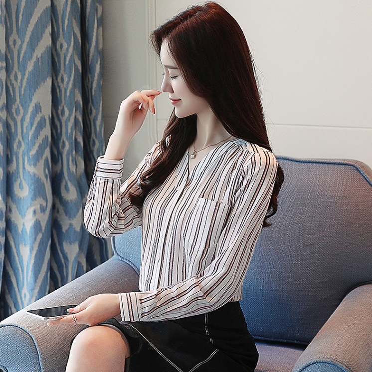 เสื้อเชิ้ตทำงานผู้หญิงสีขาวลายทาง คอวี กระดุมหน้า แขนยาว แต่งกระเป๋า