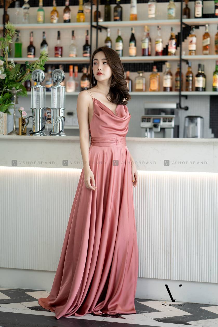 ชุดราตรียาวสีชมพู สายเดี่ยว อกจีบย้วยสวยเก๋ กระโปรงยาวทรงบาน สวยหรู สุดอลัง ใส่ออกงานราตรี ไปงานแต่งงานเรียบหรู