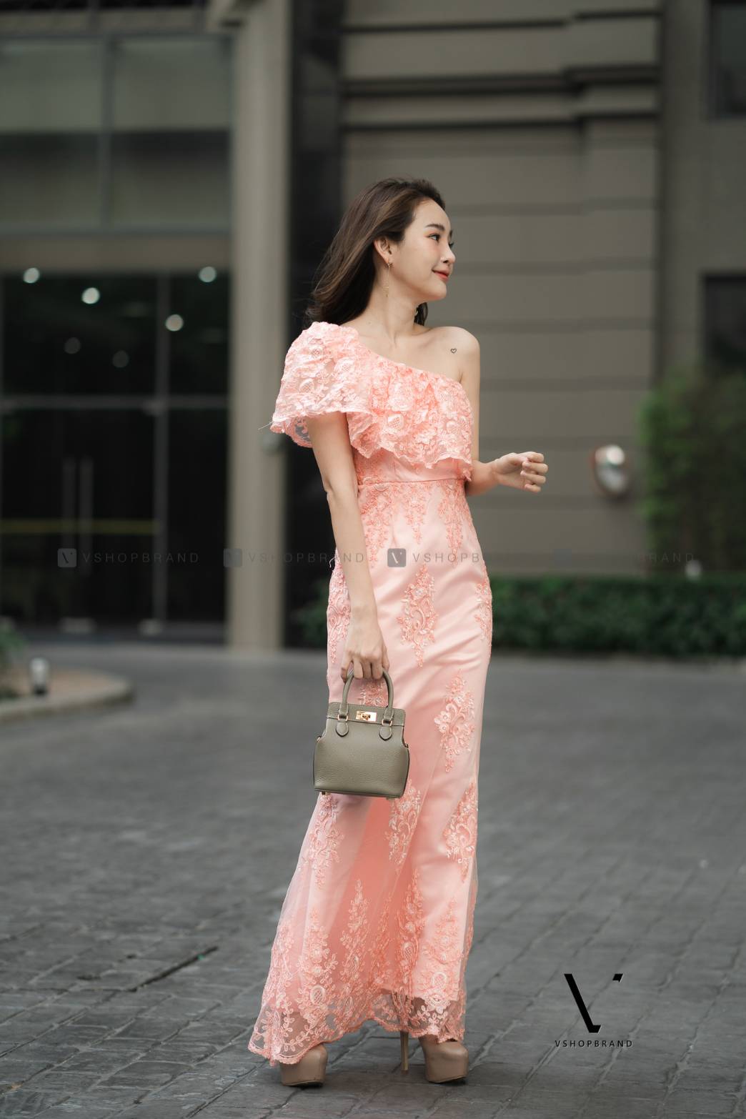 ชุดเดรสออกยาวลูกไม้สีชมพูโอรส ไหลเฉียงข้าง กระโปรงยาว ผ้าลูกไม้ปักดื้น