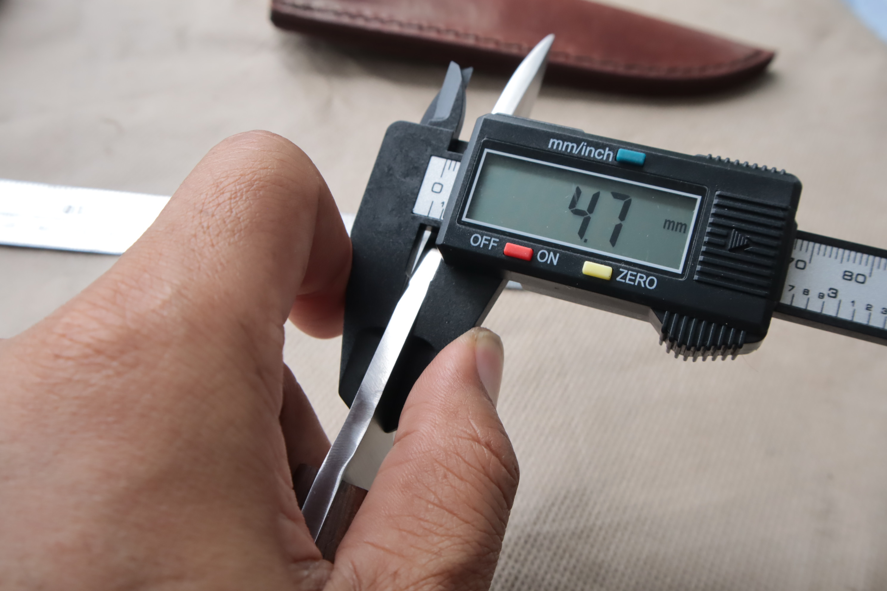 มีดเหล็ก D2 CFK IPAK Handmade D2 Custom Walnut Hunting Fish & Fowl Skinning Camp Blade Knife