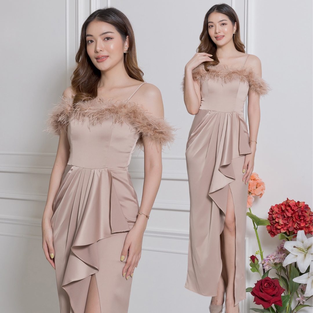 ชุดราตรียาวสีทอง ทรงปาดไหล่ แต่งขนนก เหมาะสำหรับใส่เป็นชุดราตรี ชุดไปงานแต่งงาน ชุดเพื่อนเจ้าสาว ชุดไปงานเลี้ยงต่างๆ