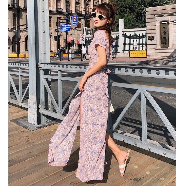 ชุดใส่ไปเที่ยวทะเลสีชมพูลายดอกไม้ เซ็ท2ชิ้น เสื้อครอปคอวีลึก + กระโปรงยาวผ่าหน้าเก๋ๆ