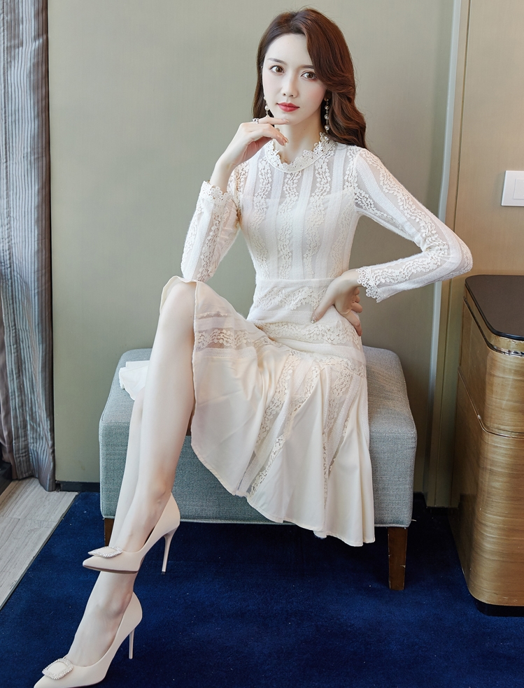 ชุดเดรสลูกไม้สีครีมเบจ