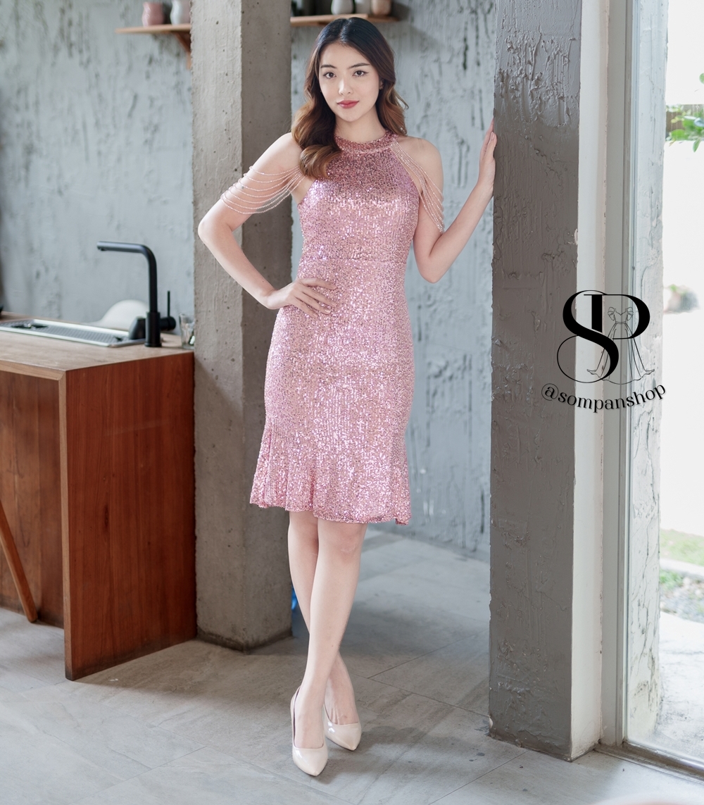 ชุดราตรีสั้นสีชมพู แขนแต่งลูกปัก ทรงเข้ารูป ผ้าปักเหลื่อม เรียบหรู