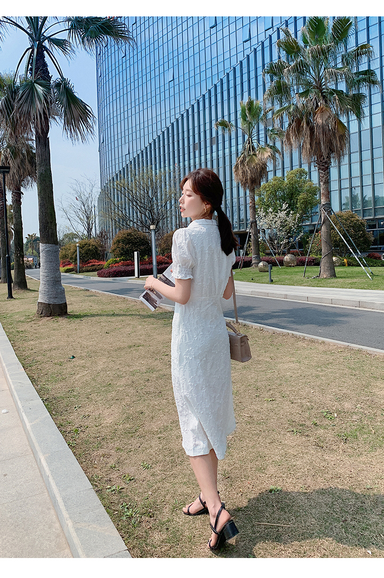 ชุดเดรสยาวสีขาวลูกไม้ คอปก แขนสั้น กระโปรงยาวคลุมเข่า ดีไซน์สวย แมทช์ได้ทุกวันและทุกโอกาส สวยดูดีแบบลูกคุณหนู