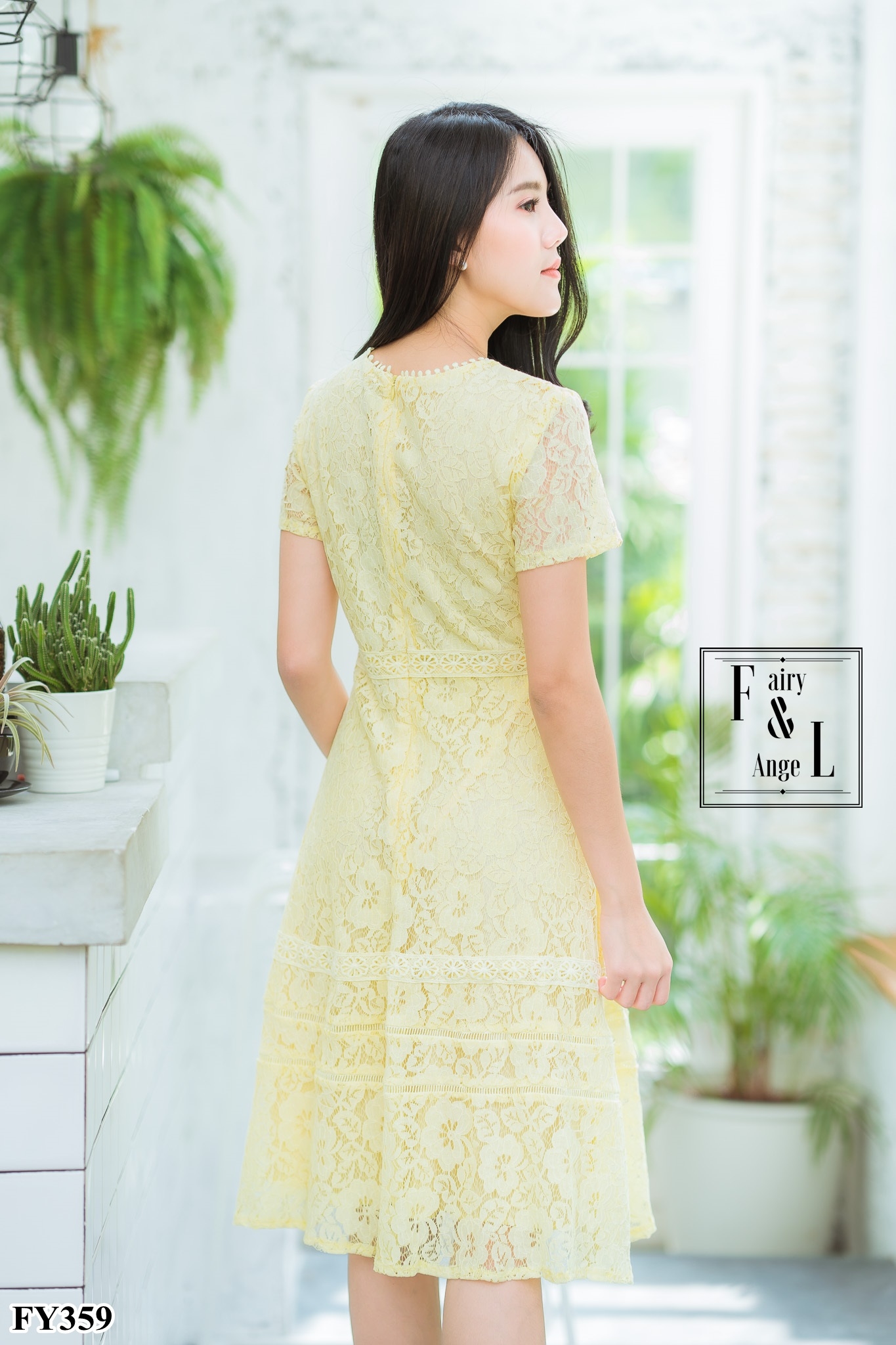 ชุดเดรสสั้นสีเหลือง ผ้าลูกไม้ฉลุ แขนสั้น กระโปรงทรงบาน