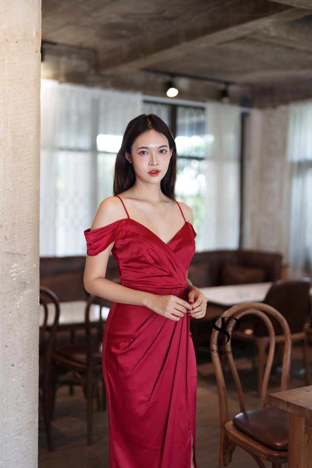 ชุดออกงานสีแดง เดรสยาวสายเดี่ยวคล้องไหล่ กระโปรงยาวผ่าหน้า แนวเรียบหรูดูแพง ชุดราตรี ชุดไปงานแต่งงาน ชุดออกงาน