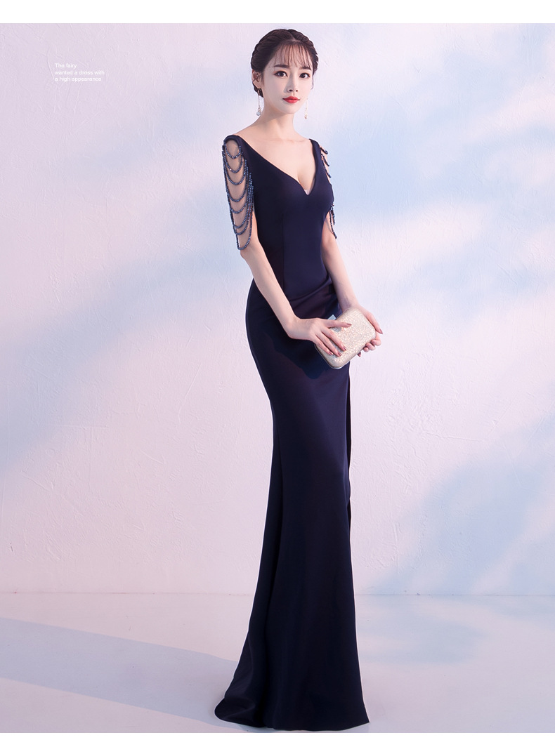 ชุดราตรียาวสีน้ำเงินกรมท่า แขนแต่งลูกปัด กระโปรงยาวทรงหางปลา แนวเรียบหรู สวยดูแพง ใส่ออกงานราตรี งานแต่งงานกลางคืน ชุดงานประกวด งานรับรางวัล
