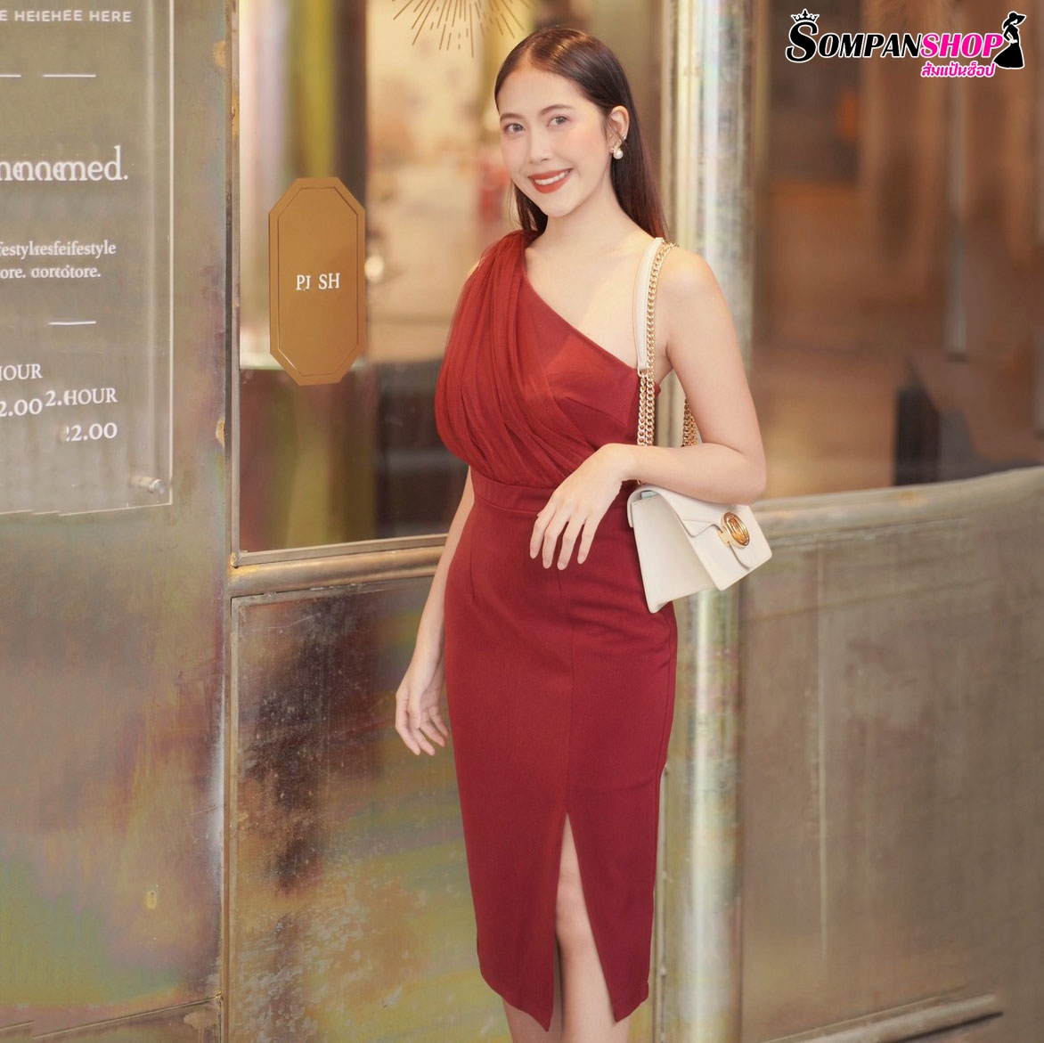 ชุดราตรี ชุดออกงาน ชุดไปงานแต่งงานสีแดงเลือดหมู ไหล่เฉียงข้างแต่งผ้าซีทรู เรียบหรู สวยดูดี
