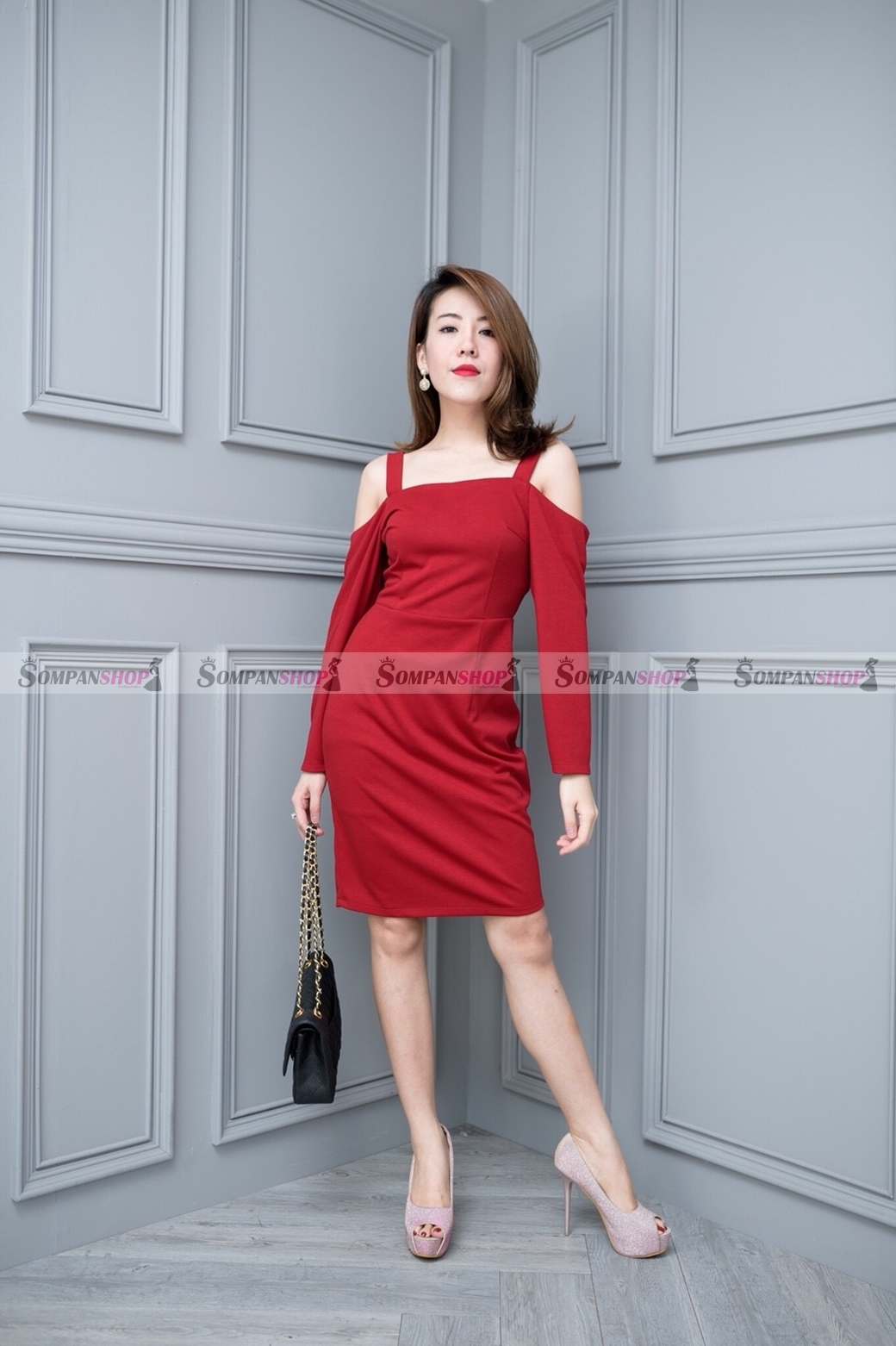ชุดเดรสสั้นสีแดง ทรงเข้ารูป แขนยาว โชว์ไหล่สุดน่ารัก