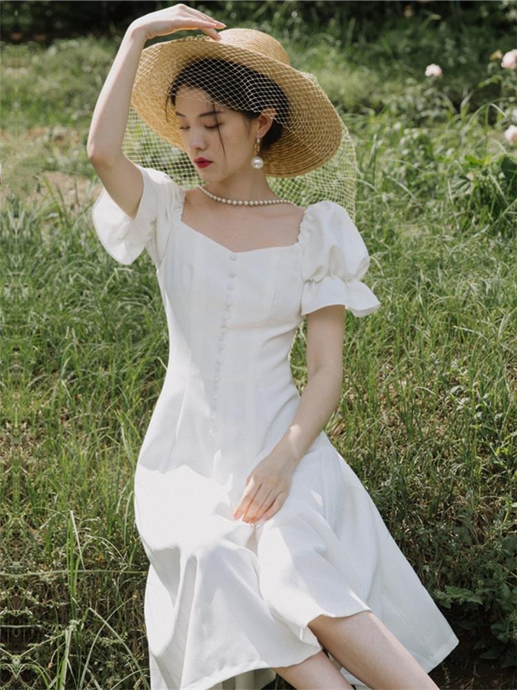 ชุดเดรสออกงานสีขาว แขนตุ๊กตา แต่งกระดุมมุก กระโปรงสั้นทรงบาน เรียบหรู สวยดูดี สไตล์มินิมอล ใส่เป็น ชุดราตรี ชุดออกงาน ชุดไปงานแต่งงาน กลางวัน กลางคืน