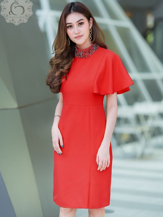 ชุดเดรสสั้นสีแดง เดรสทรงดินสอ คอแต่งเพชร แขนปีกค้างคาวระบาย