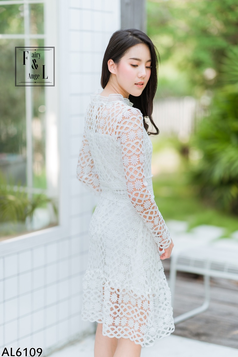 Sale ชุดเดรสสั้นลูกไม้สีขาว แขนยาว กระโปรงสั้นทรงบาน