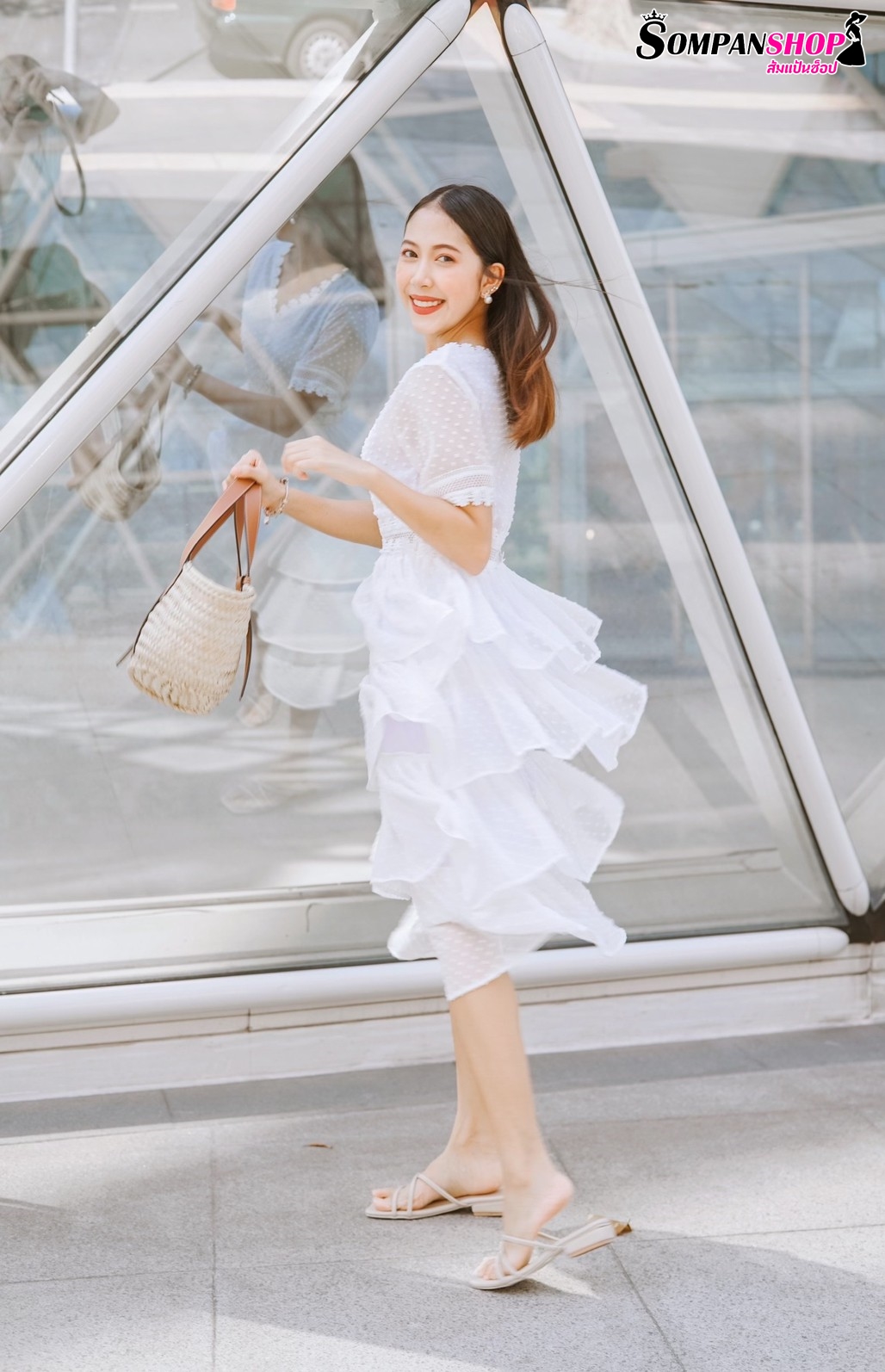 ชุดเดรสยาวสีขาว กระโปรงระบายเป็นชั้นๆ ลุคสวยหวาน น่ารักๆ สไตล์คุณหนู