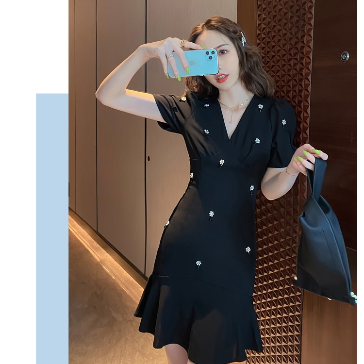 ชุดเดรสสั้นสีดำ ปักลูกปัดลายดอกไม้ แขนสั้น กระโปรงทรงหางปลา