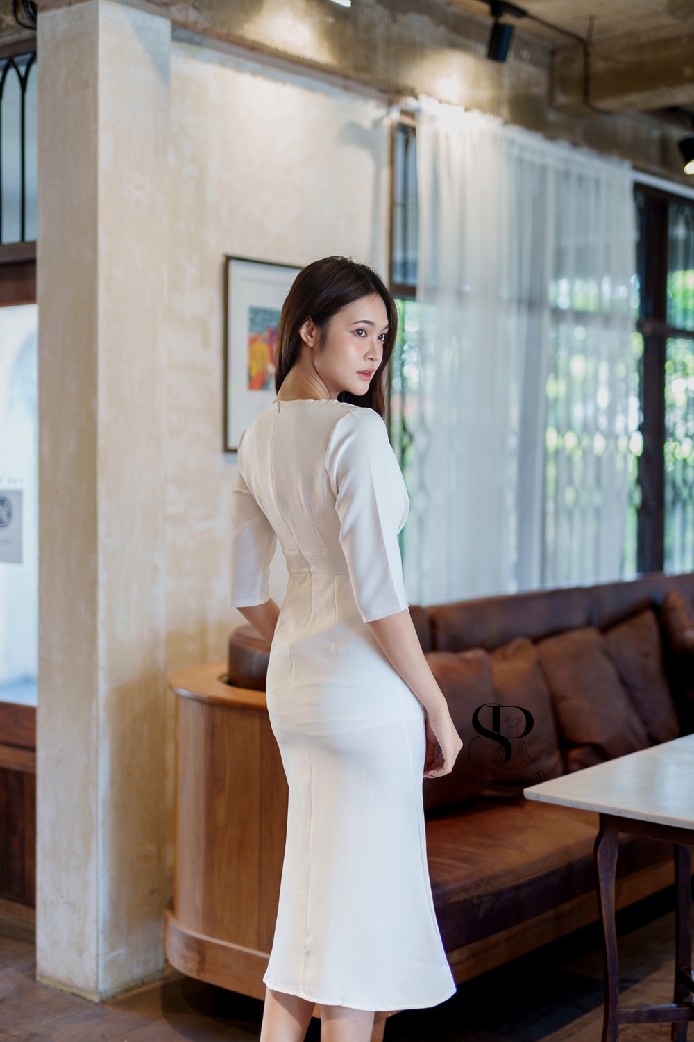 ชุดเดรสออกงานสีขาว คอวี แขนสามส่วน แนวเรียบหรู สวยดูดี ใส่ทำงาน ใส่ออกงาน ไปงานแต่ง