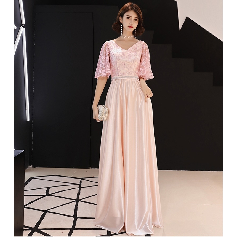 ชุดออกงานราตรียาวสชมพู เสื้อลูกไม้ แขนปีกค้างคาว เอวเพชร กระโปรงยางทรงบาน