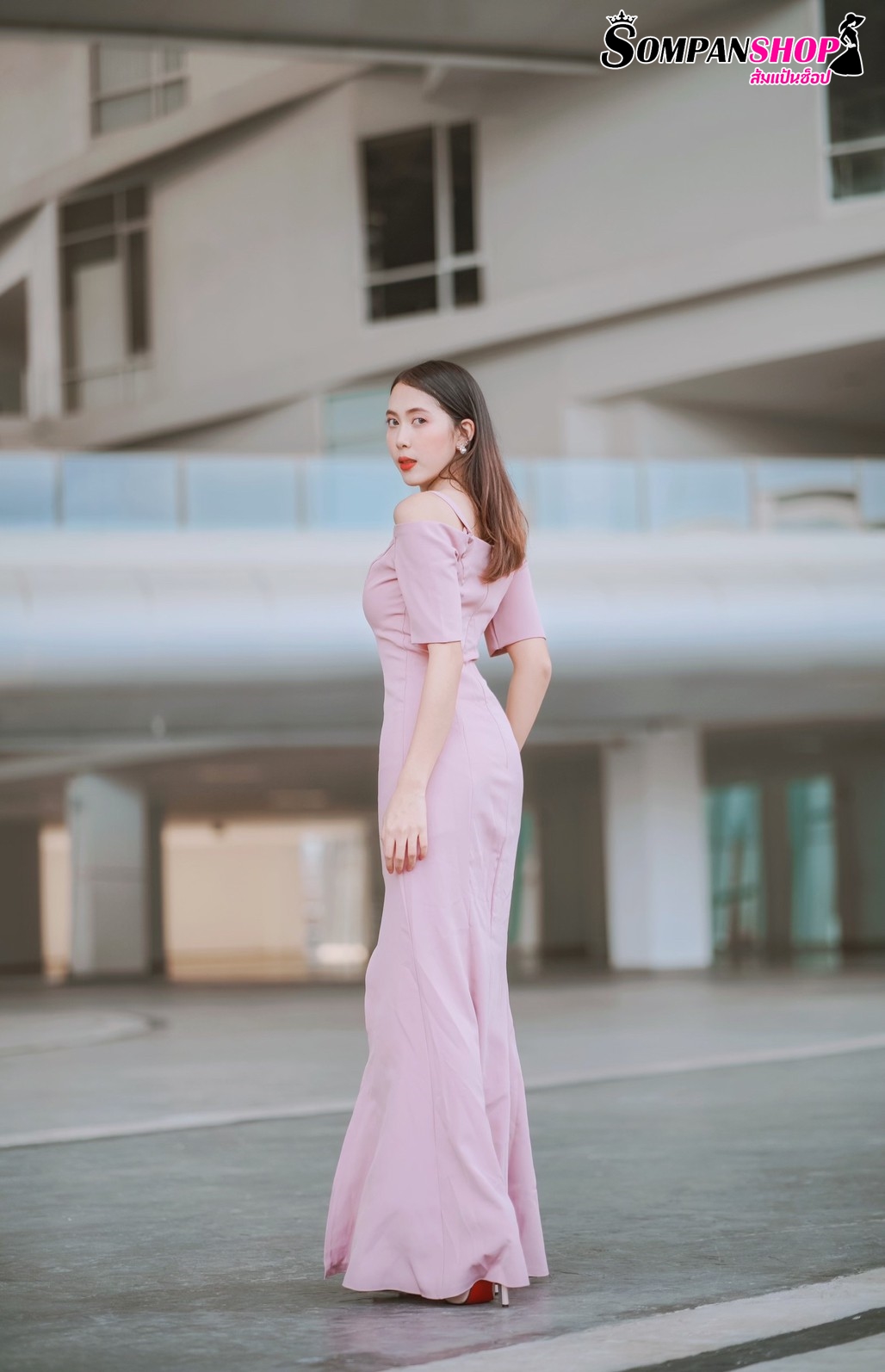 ชุดราตรี ชุดออกงาน ชุดไปงานแต่งงานสีชมพู เดรสยาวทรงสายเดี่ยวเปิดไหล่แขนสามส่วน แนวเรียบหรู สวยหรูดูแพง