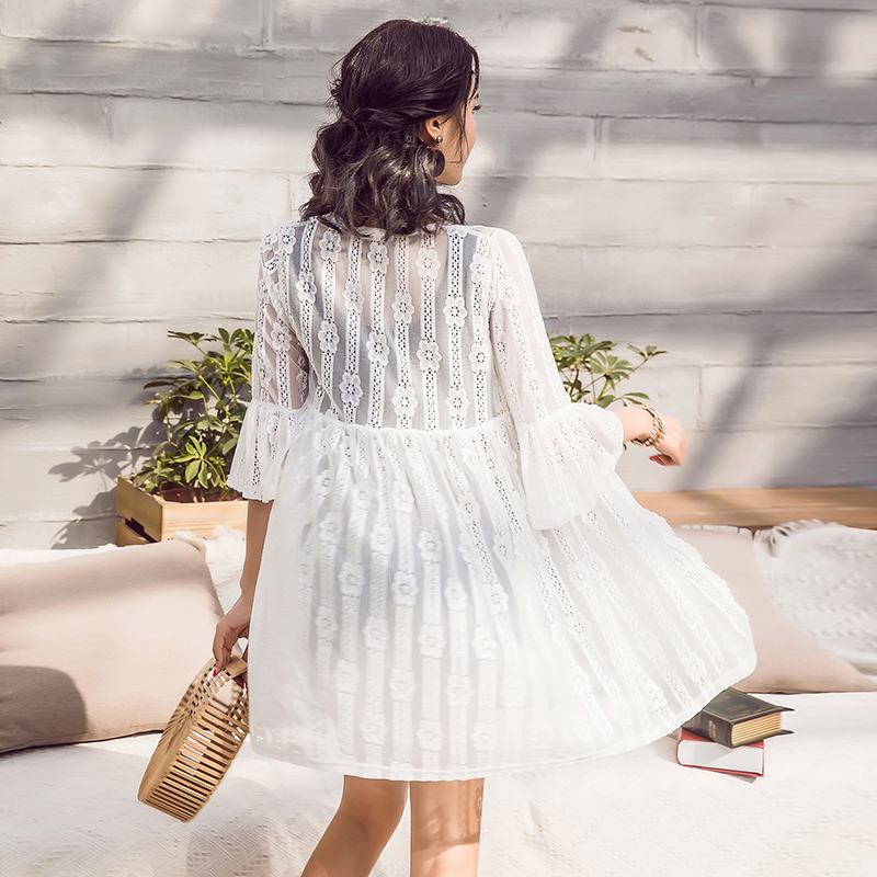 เสื้อคลุมชาดหาดสีขาวใส่เที่ยวทะเล เสื้อตัวยาวลายดอกไม้ ผ้าลูกไม้