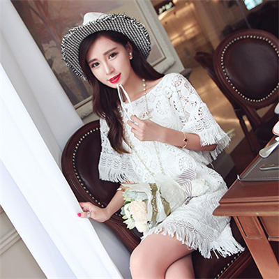 ชุดเดรสสั้นสีขาว ทรงตรงสสวมใส่สบาย ผ้าลูกไม้ถักโครเช แขนเสื้อ + ชายเสื้อ ดีไซส์เก๋เป็นระบายฟรุ้งฟริ้งๆ