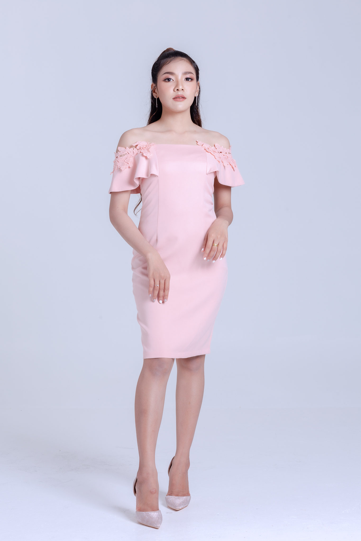 ชุดราตรี ชุดออกงาน ชุดไปงานแต่งงานงานสีชมพูโอรส เปิดไหล่แต่งดอกไม้ เดรสทรงเข้ารูป เรียบหรู สวยดูดี