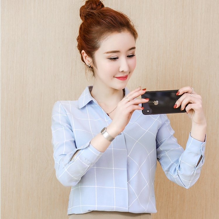 Sale เสื้อเชิ้ตผู้หญิงสีฟ้า แขนยาว ผ้าชีฟอง พิมพ์ลายตาราง กระดุมหน้า