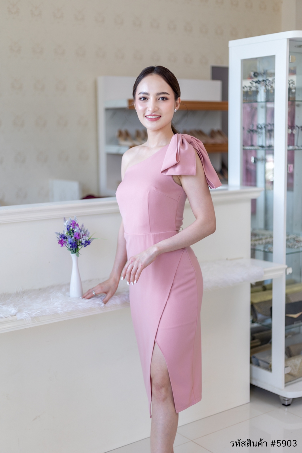 ชุดราตรี ชุดออกงาน ชุดไปงานแต่งสีชมพู เดรสสั้นทรงเอเข้ารูปไหล่เฉียงข้างแต่งโบว์ แนวเรียบหรู สวยหรู ดูดี ดูแพงมากๆ