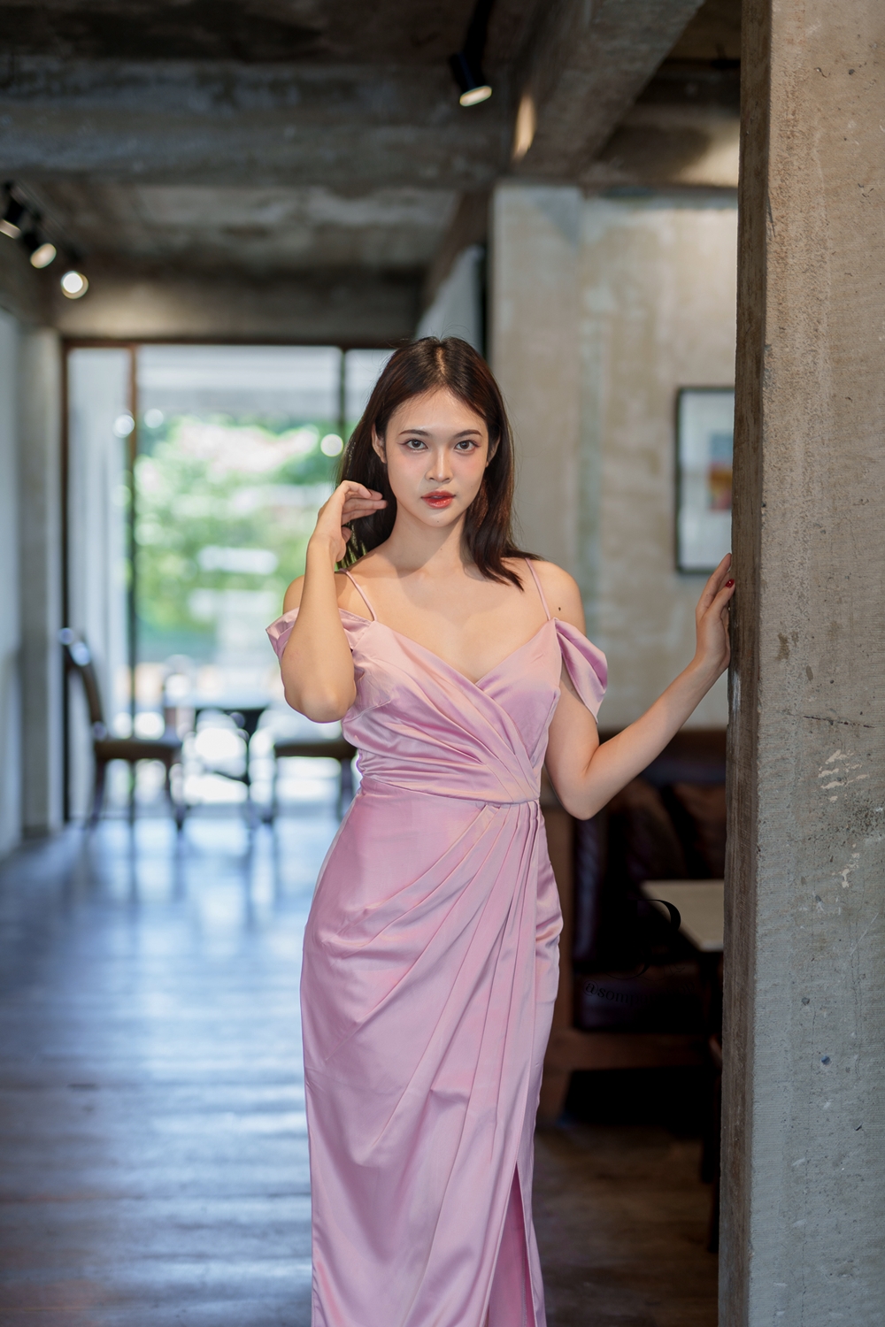 ชุดออกงานสีชมพู เดรสยาวสายเดี่ยวคล้องไหล่ กระโปรงยาวผ่าหน้า แนวเรียบหรู ชุดราตรี ชุดไปงานแต่งงาน