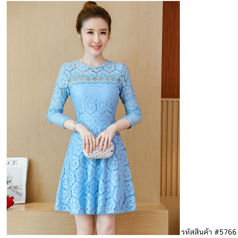 ชุดเดรสสั้นสีฟ้า แขนยาว กระโปรงทรงบาน ผ้าลูกไม้