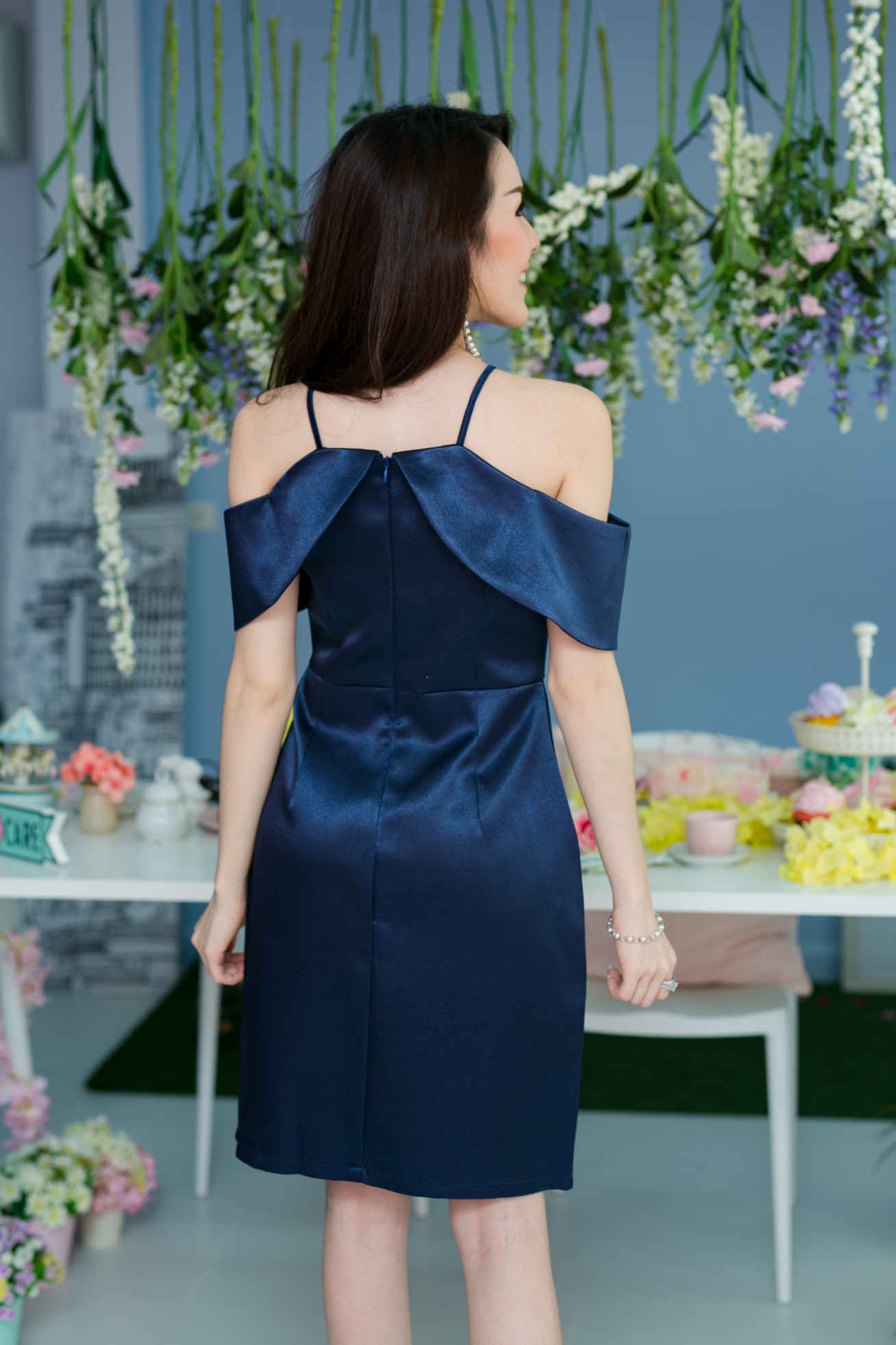 ชุดออกงานราตรี ชุดไปงานแต่งสีน้ำเงินกรมท่า สายเดี่ยวเว้าไหล่ปิดต้นแขน ทรงเข้ารูป