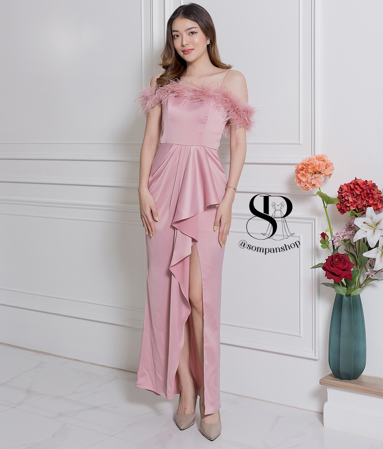 ชุดราตรียาวสีชมพู ทรงปาดไหล่ แต่งขนนก เหมาะสำหรับใส่เป็นชุดราตรี ชุดไปงานแต่งงาน ชุดเพื่อนเจ้าสาว ชุดไปงานเลี้ยงต่างๆ