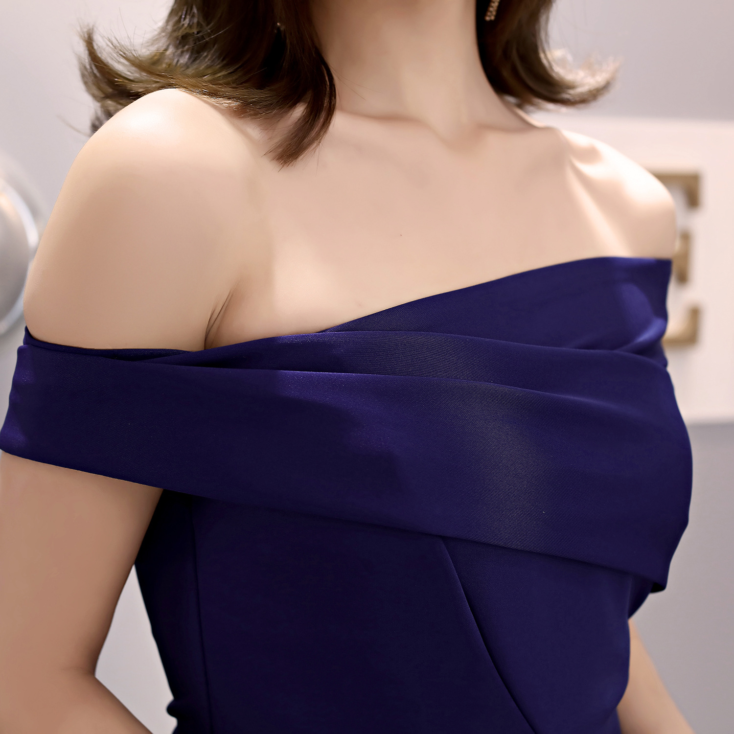 ชุดราตรี ชุดออกงาน ชุดไปงานแต่งงานสีน้ำเงินกรมท่า เดรสยาวทรงเปิดไหล่ แนวเรียบหรู สวยหรู ดูดี