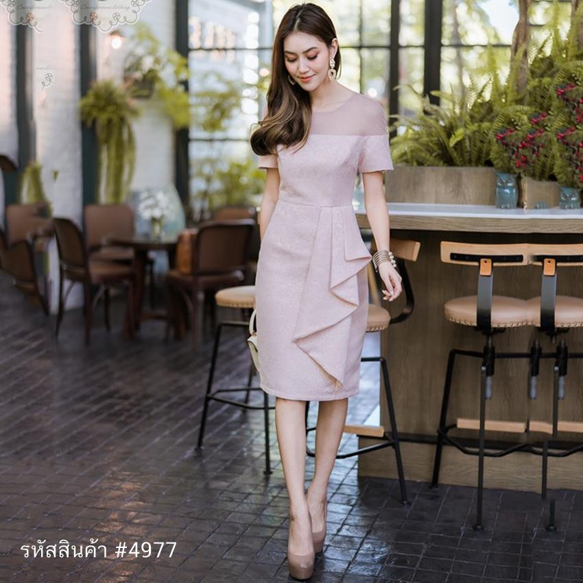 ชุดเดรสออกงานสีชมพู ทรงเข้ารูป ผ้าอัดลาย ช่วงไหล่ซีทรู เอวแต่งจีบ ทรงเข้ารูป เรียบหรู สวย ดูดี ใส่เป็นชุดราตรี ชุดออกงาน ชุดไปงานแต่งงาน กลางวัน กลางคืน