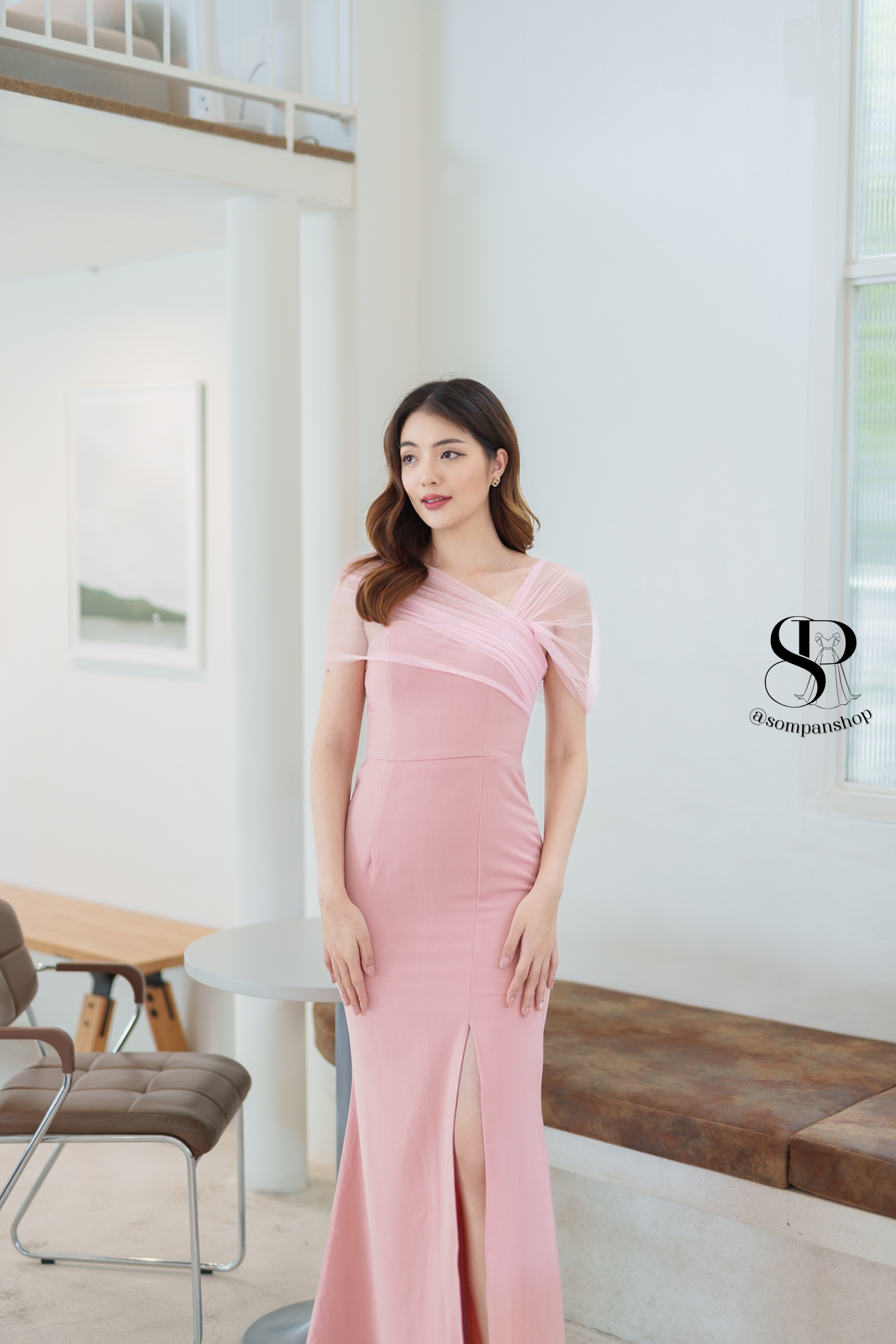 ชุดราตรียาวสีชมพูสไตล์เรียบหรูดูแพง ไหล่แต่งผ้าซีทรู กระโปรงยาวผ่าหน้า เหมาะสำหรับใส่เป็นชุดราตรี ชุดไปงานแต่งงาน ชุดเพื่อนเจ้าสาว ชุดไปงานเลี้ยงต่างๆ