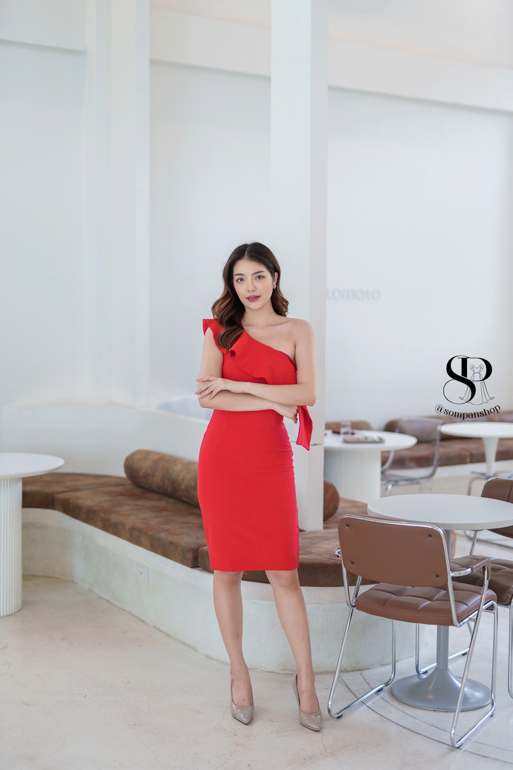 ชุดไปงานแต่งสีแดง เดรสสั้นทรงเข้ารูป ไหล่เฉียงแต่งระบาย แนวเรียบหรูดูแพง สวยดูดี