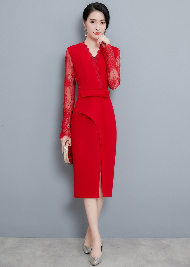 ชุดเดรสสั้นสีแดง ผ้าลูกไม้ คอวีป้ายแต่งลูกไม้ แขนยาวลูกไม้ ทรงเข้ารูป กระโปรงคลุมเข่าทรงสอบผ่าหน้า