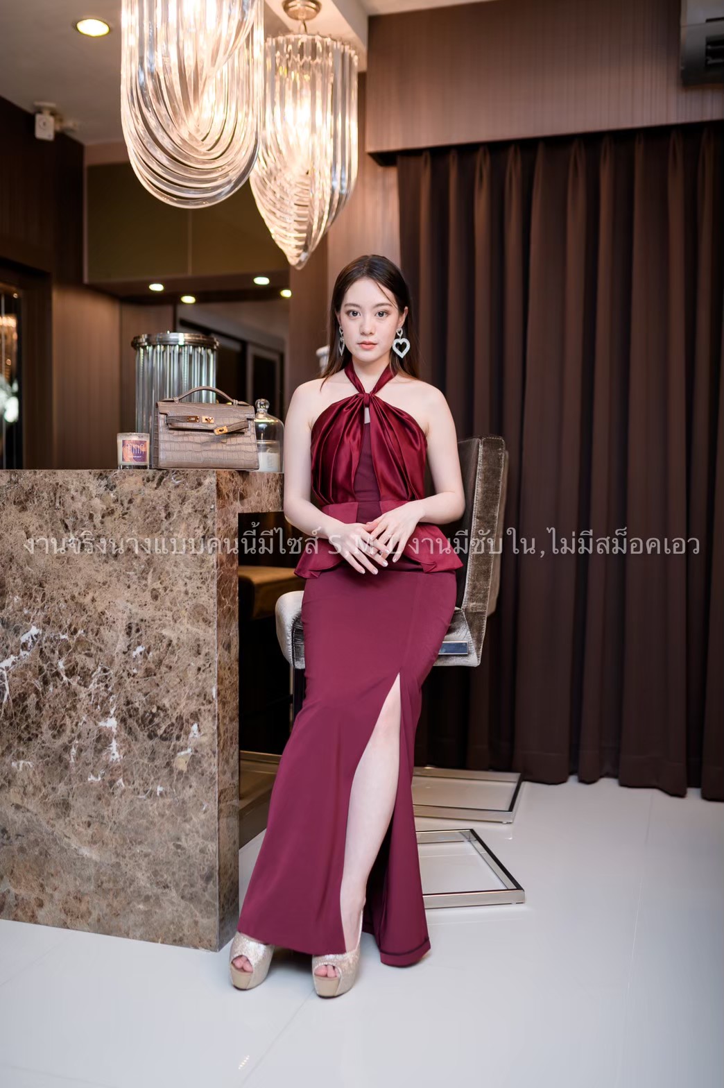 ชุดราตรี ชุดออกงาน ชุดไปงานแต่งงานสีแดง เดรสยาวออกงานคล้องคอผูกโบว์ เอวระบาย ลุคเรียบหรูดูดี