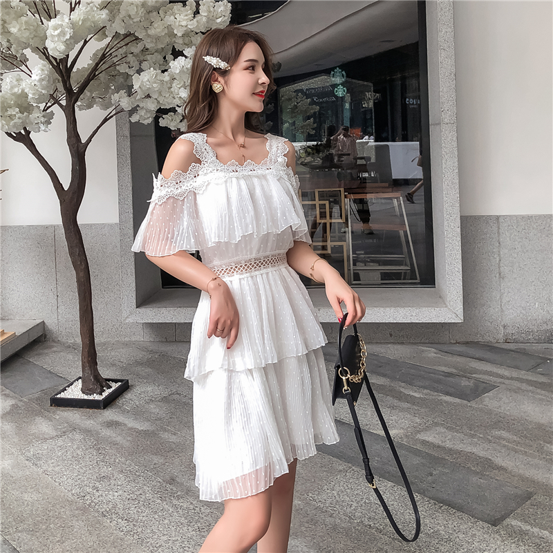 ชุดเดรสสั้นสีขาว สายเดี่ยวแต่งลูกไม้ แต่งระบาย กระโปรงสั้นทรงขนมชั้นแต่งระบายสองชั่น