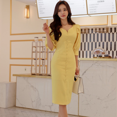 ชุดเดรสสั้นสีเหลือง ทรงเข้ารูปแขนพองจับจีบ คอวี แต่งกระดุม กระโปรงทรงสอบ