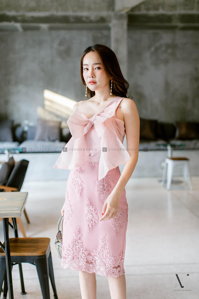 ชุดออกงาน ชุดไปงานแต่งงานสั้นสีชมพู เซ็ทเสื้อแขนข้างเดียวแต่งผ้าซีทรูผูกโบว์ กระโปรงลูกไม้ปักดิ้น