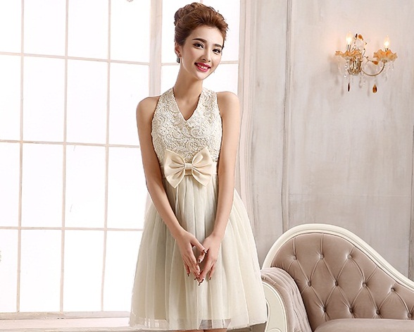 ชุดราตรีสั้น สีครีมเบจ ลำตัวจะเป็นผ้าลูกไม้ คล้องคอ เอวเข้ารูป แต่งโบว์น่ารักๆ ด้านหลังสม๊อก เย็บต่อด้วยกระโปรงทรงเจ้าหญิง ผ้าตาข่ายมีซับใน