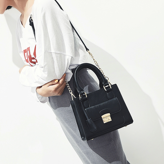 กระเป๋าถือ/สะพายข้างสีดำ ทรงสี่เหลี่ยมสูง สวยเก๋ สไตล์วินเทจ