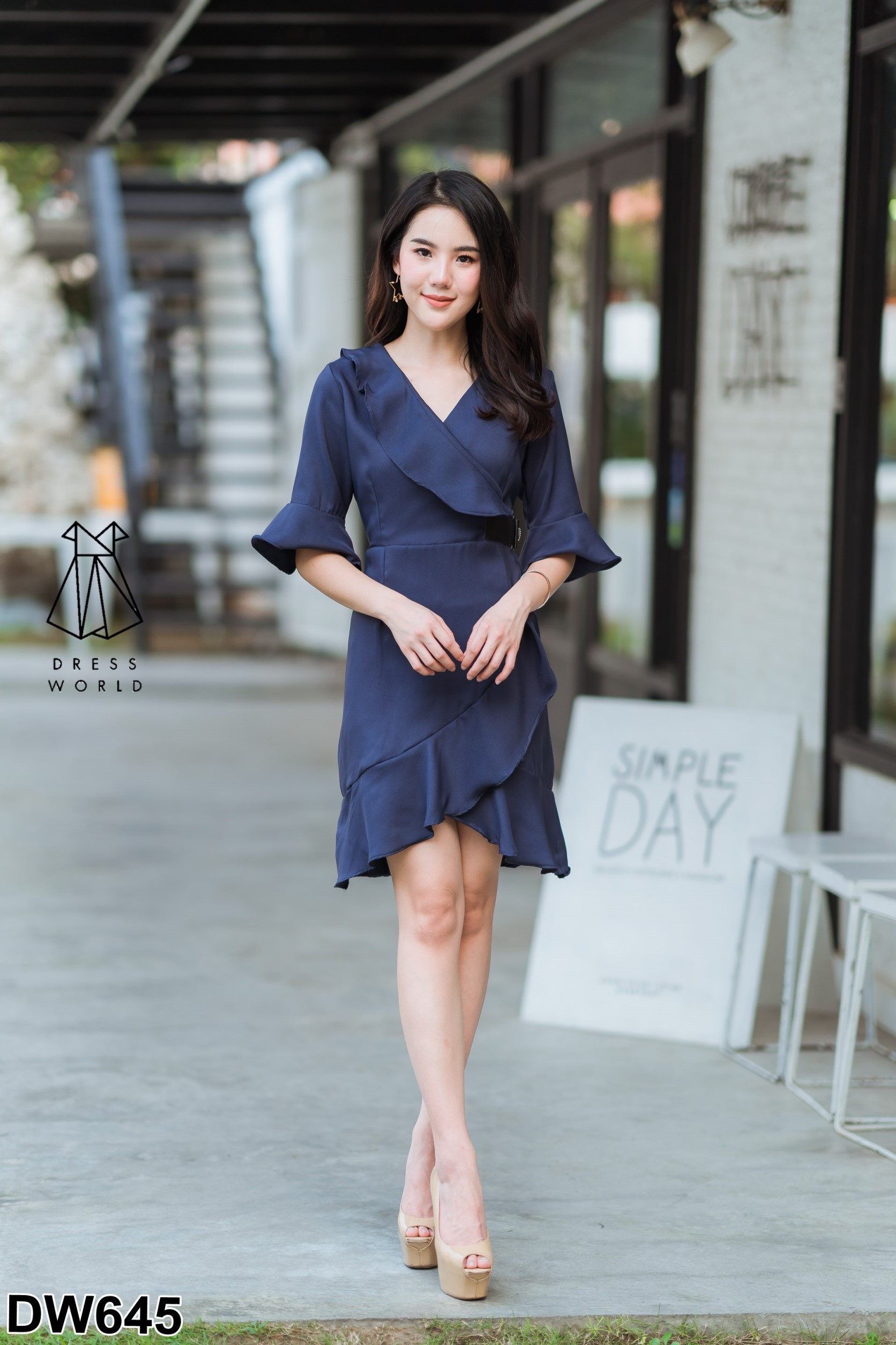 ชุดเดรสสั้นสีกรมท่า คอวีป้าย แขนสามส่วนระบาย แต่งระบายน่ารักๆ