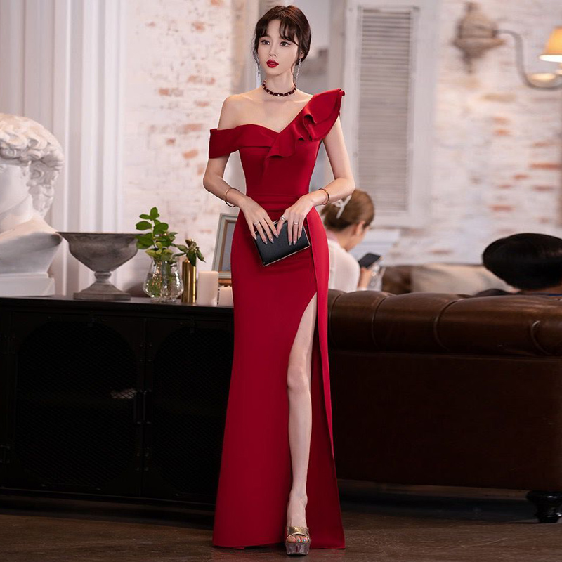 ชุดราตรียาวสีแดง ปาดไหล่แต่งระบาย กระโปรงผ่าหน้าทรงหางปลา เรียบหรูดูแพงสวยหรูดูดี