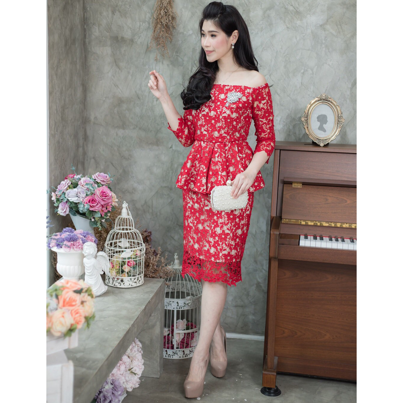 ชุดเดรสสั้นสีแดง ผ้าลูกไม้ ทรงเข้ารูป เปิดไหล่ ใส่ไปเป็น ชุดออกงานผู้ใหญ่ ชุดไปงานแต่งงาน ชุดแม่เจ้าสาว ชุดแม่เจ้าบ่าว ชุดงานหมั้น ชุดงานบวช ชุดผู้ใหญ่ไปงานแต่งกลางวัน ชุดเดรสผู้ใหญ่ ชุดไปงานแต่งผู้ใหญ่ ชุดราตรีผู้ใหญ่ เรียบหรูดูแพง