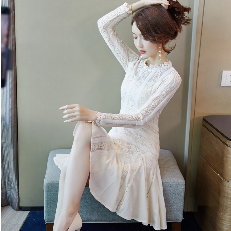 ชุดเดรสสั้นสีครีม ผ้าลูกไม้ แขนยาว กระโปรงสั้นทรงหางปลา