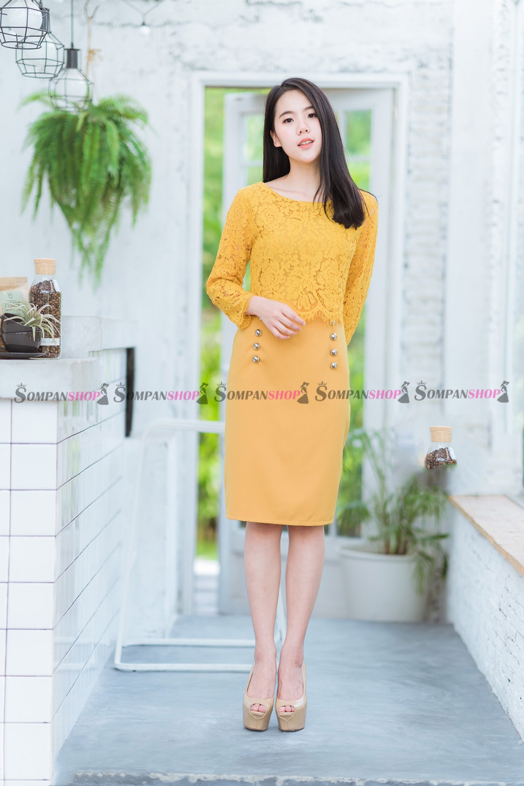 ชุดเดรสสีเหลือง ทรงเอเข้ารูป แต่งลูกไม้ แนวเรียบร้อย ใส่ทำงาน